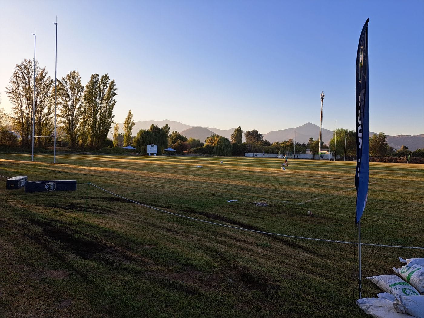 Recinto deportivo con cancha de césped intervenido por Grupo AG